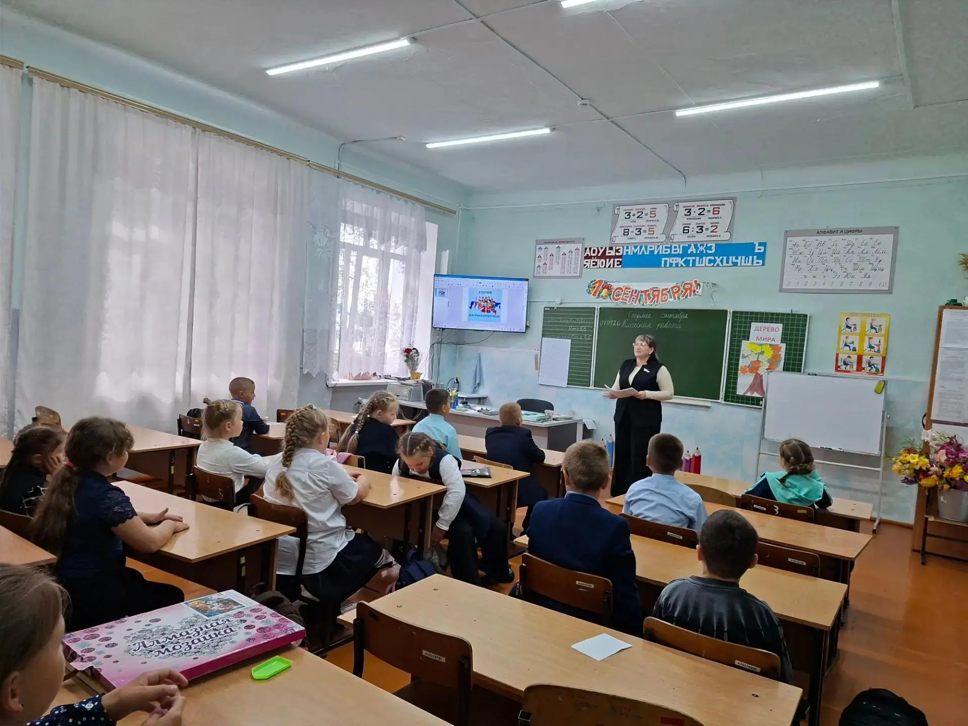 8 сентября в нашей школе прошло мероприятие «Азбука в красках: от буквы до орнамента», ...