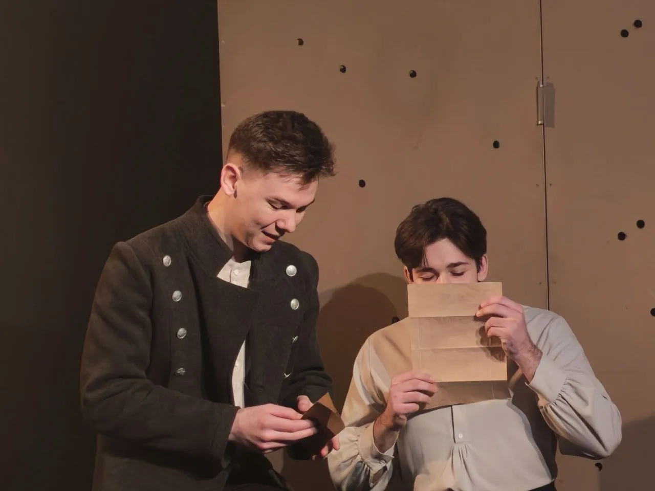🎭📚 Школьники окунулись в мир театра! 💃✨ Вчера ученики 8 классов отправились в незабываемое путешеств
