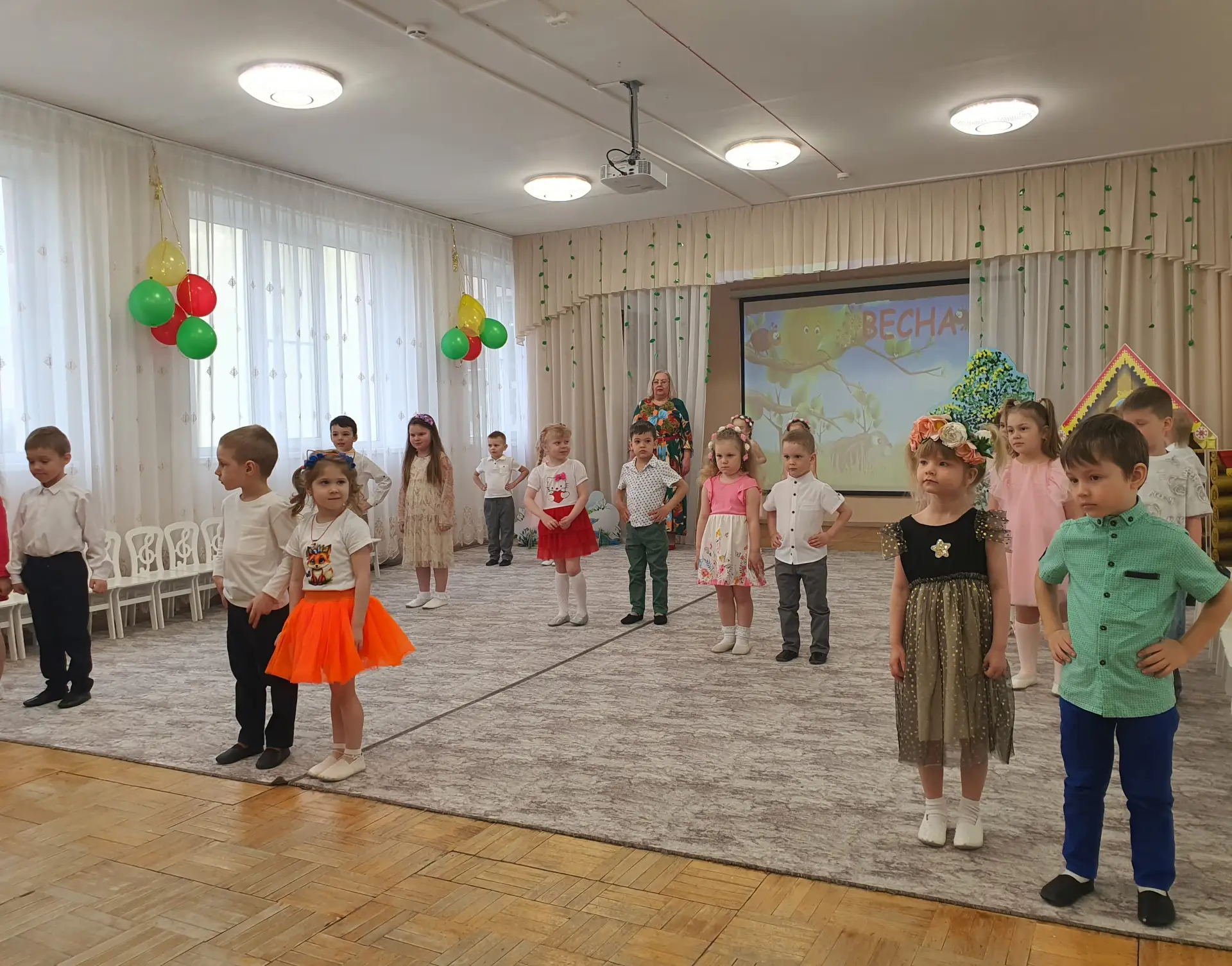 Весенний праздник ясным днём, пришёл к нам в детский сад.