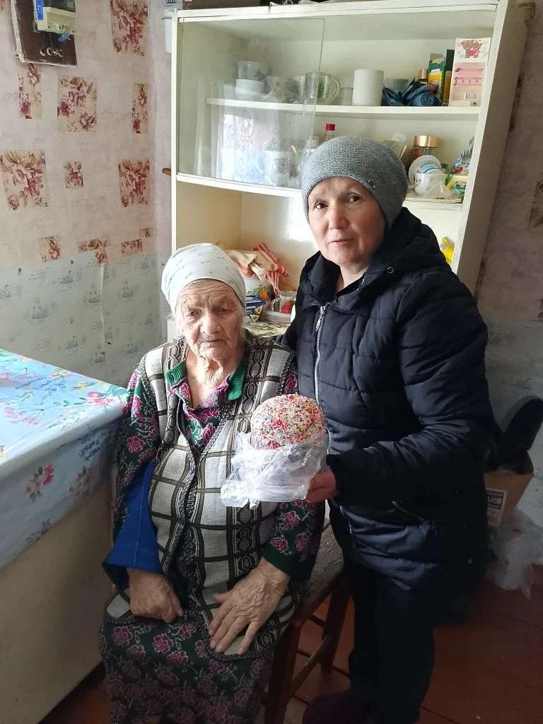 В светлый праздник Пасхи работники Бюро бытовых услуг Комплексного центра социального о...