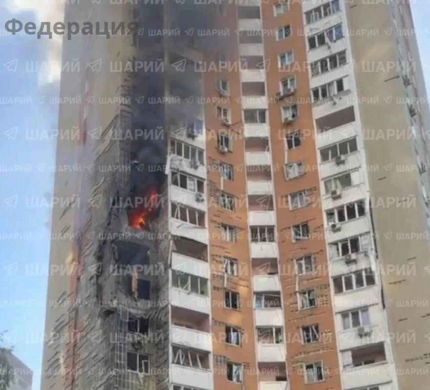 🇷🇺В Дарницком районе Киева в результате атаки повреждена 16-этажка.