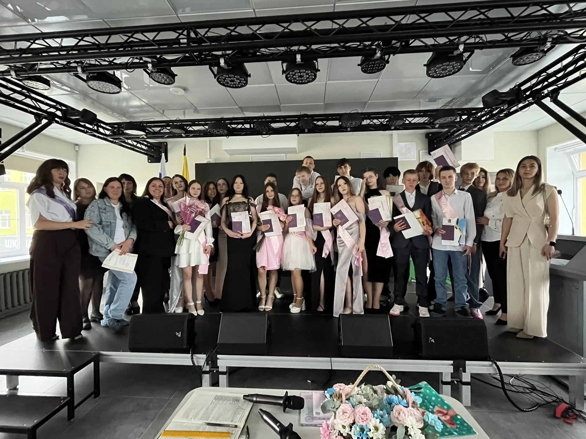 Торжественное вручение аттестатов в 9-х классах состоялось!

1 июля, в уютном актовом зале школы сос