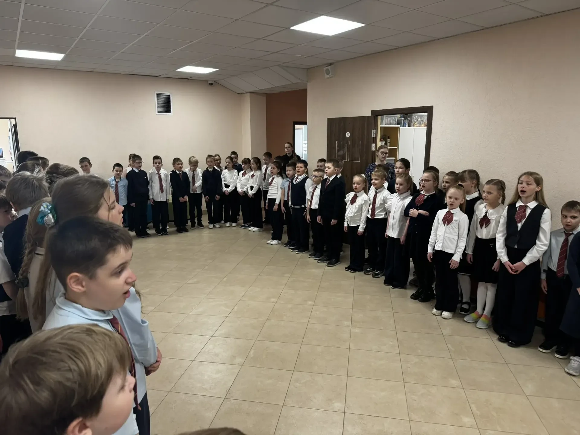 🇷🇺Сегодня утро понедельника в нашей школе началось с традиционного поднятия флага Российской Федерац