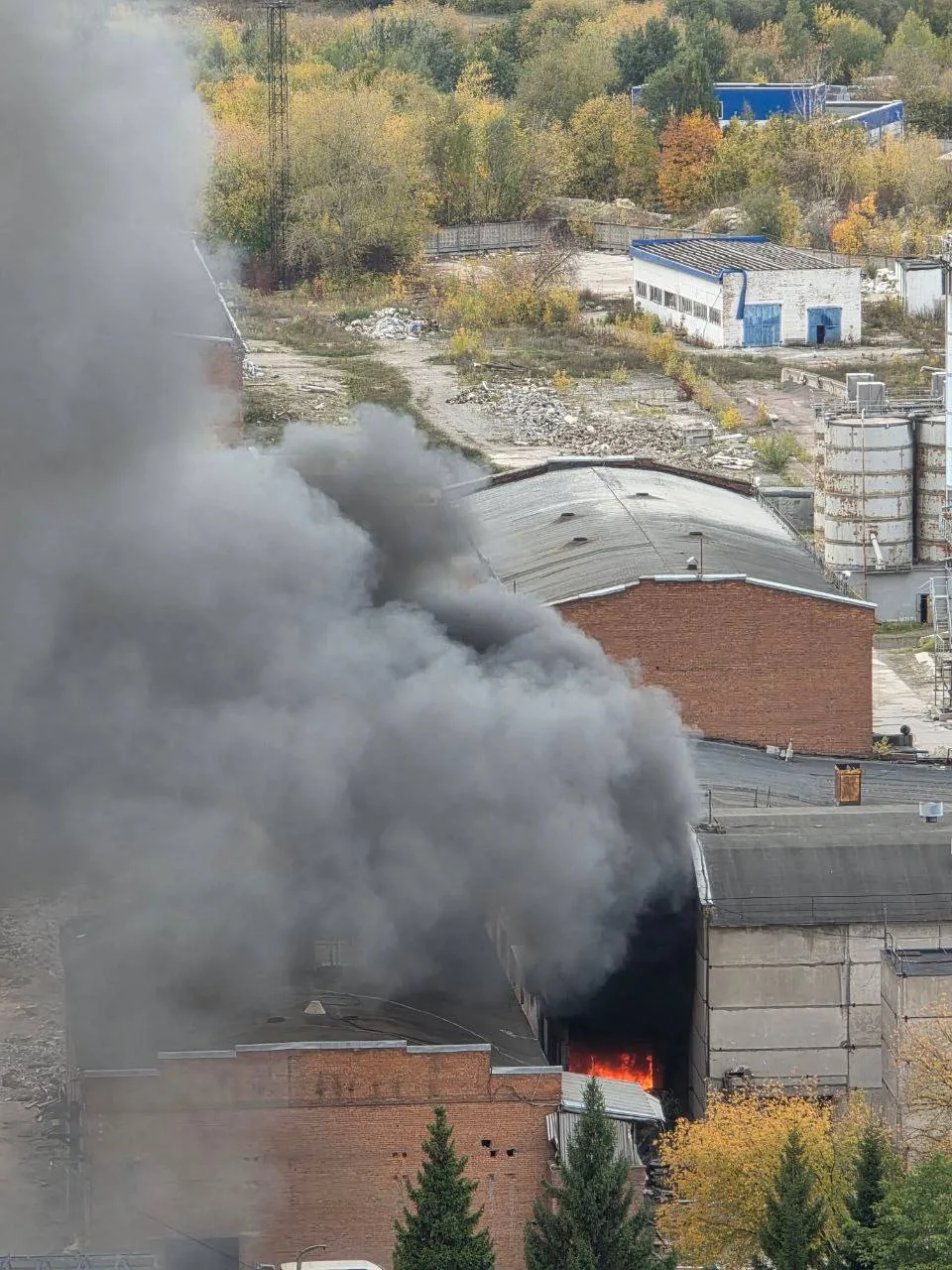 В промзоне на Полярной произошел пожар. Местные жители пожаловались на сильный запах га...