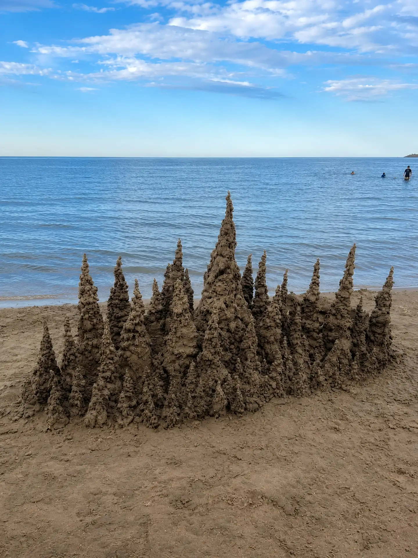 🏖 На набережной Каспийска ребята создали необычную песчаную композицию.