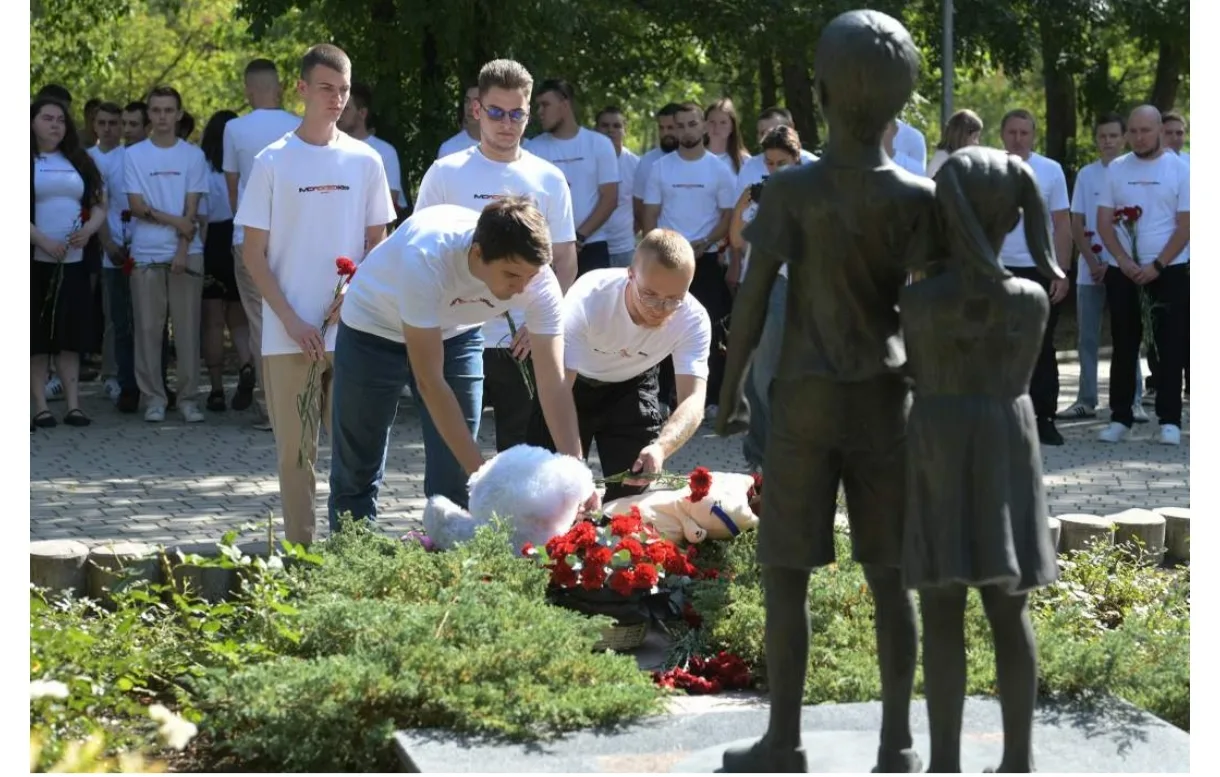 🙏Свеча памяти на Аллее ангелов- 27 июля

В солнечный воскресный день 27 июля 2014 года вооруженные 
