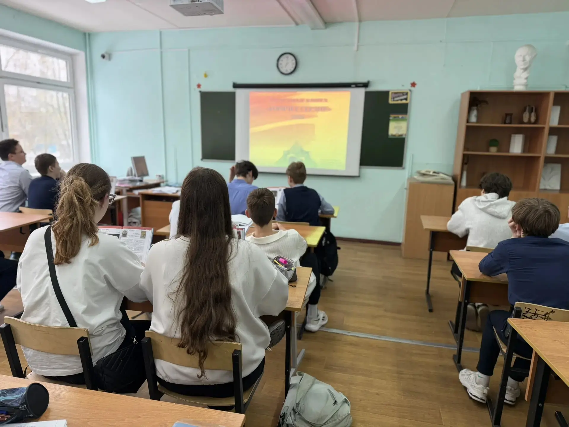 🇷🇺 ГОРЯЧИЕ СЕРДЦА — УРОК МУЖЕСТВА  Сегодня в нашем лицее для учеников  прошёл Урок мужества, посвящё