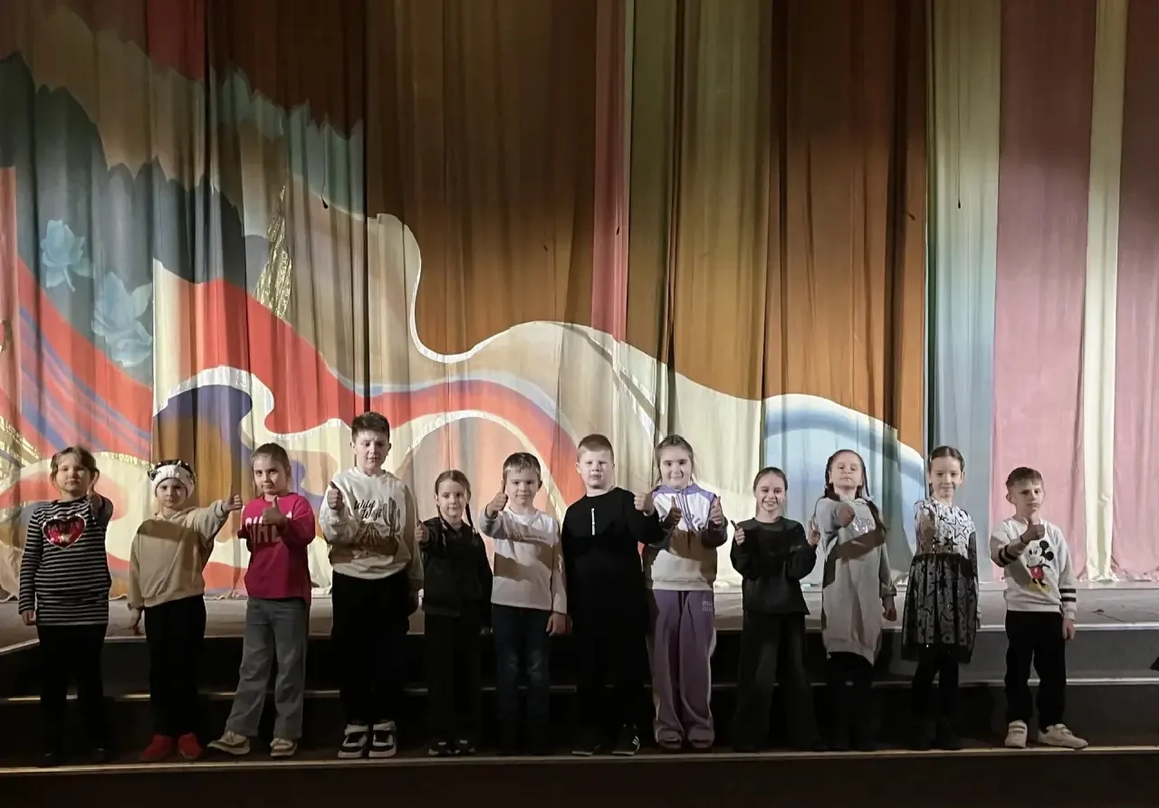 Каникулы с пользой!  Сегодня ученики 1Б класса посмотрели яркую, загадочную танцевальную сказку «Али