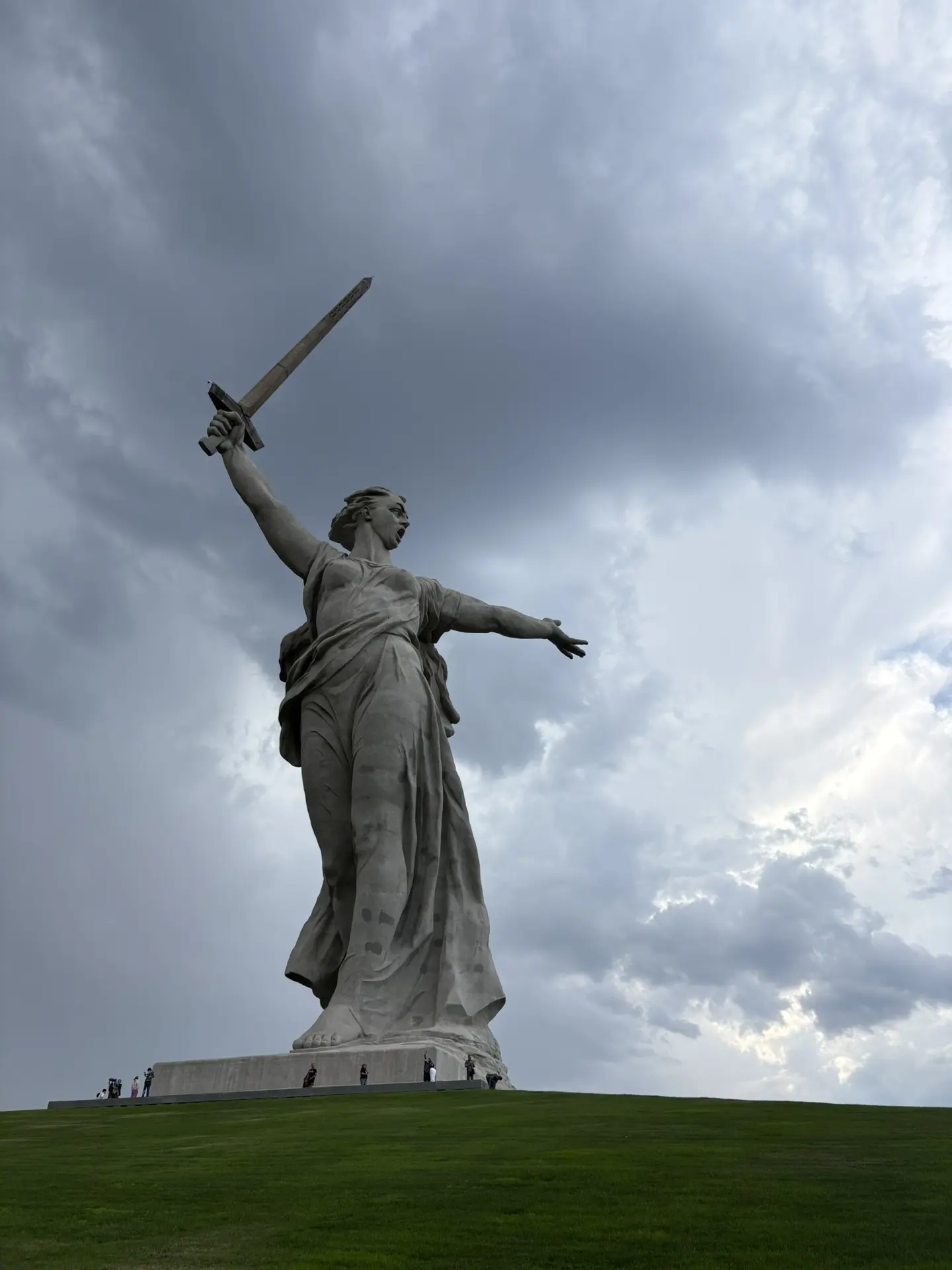 Проехали вчера 16 часов и 1100 км до Элисты.

По мне, это все таки тяжело столько за раз проезжать. 