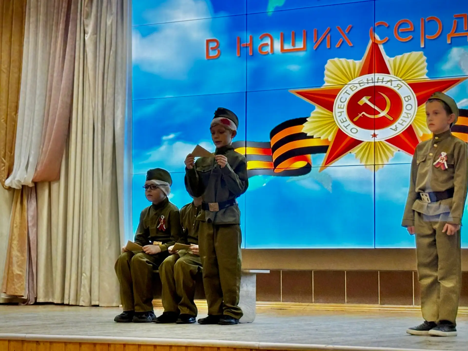 В преддверии 9 Мая в нашей школе прошёл концерт «Героям Великой Победы посвящается...»