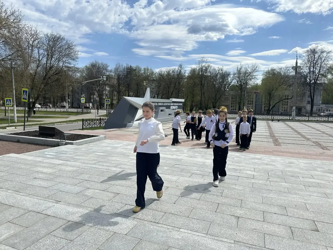 🇷🇺 ПЕРВЫЙ ДЕНЬ ВАХТЫ ПАМЯТИ: ШКОЛА № 18 ИМЕНИ ПОДОЛЬСКИХ КУРСАНТОВ ВСТУПАЕТ В МАРАФОН «НАСЛЕДНИКИ ПО