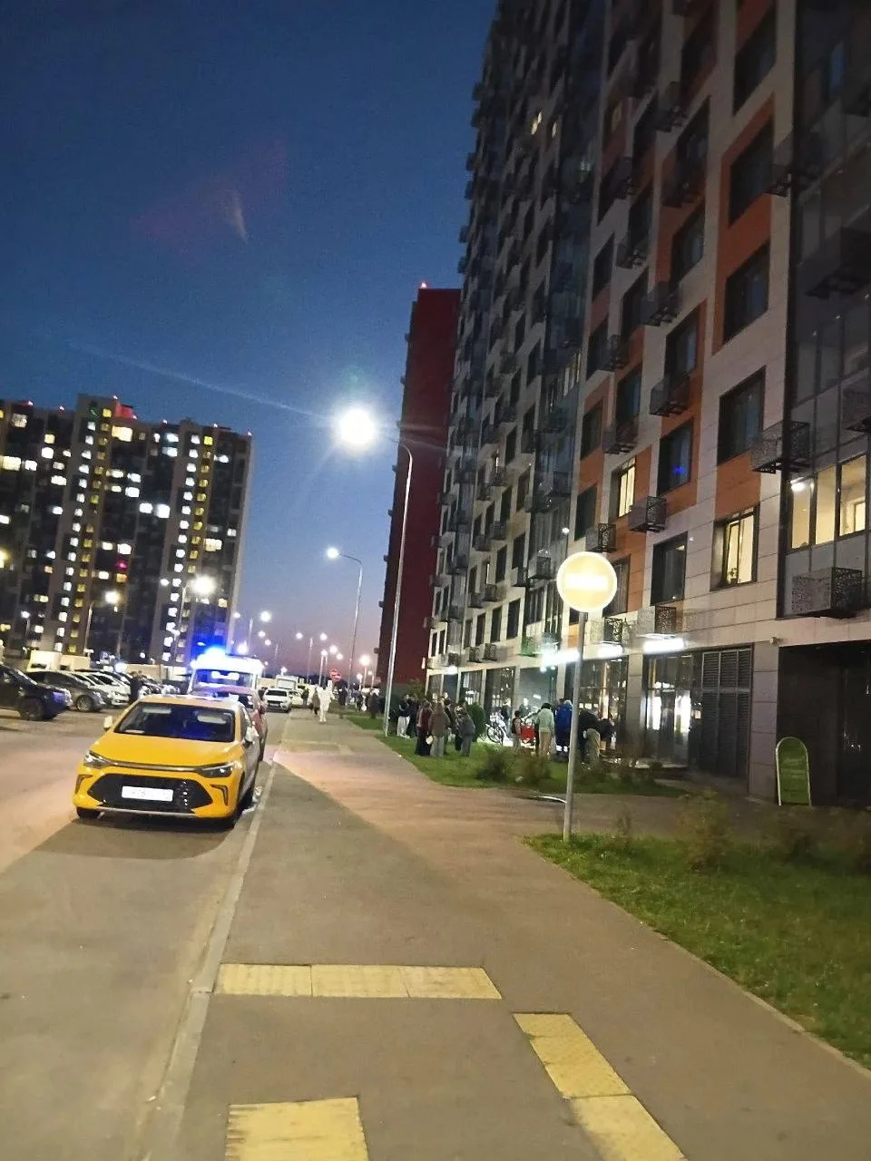 На Современников д. 4 подросток выпал из окна.