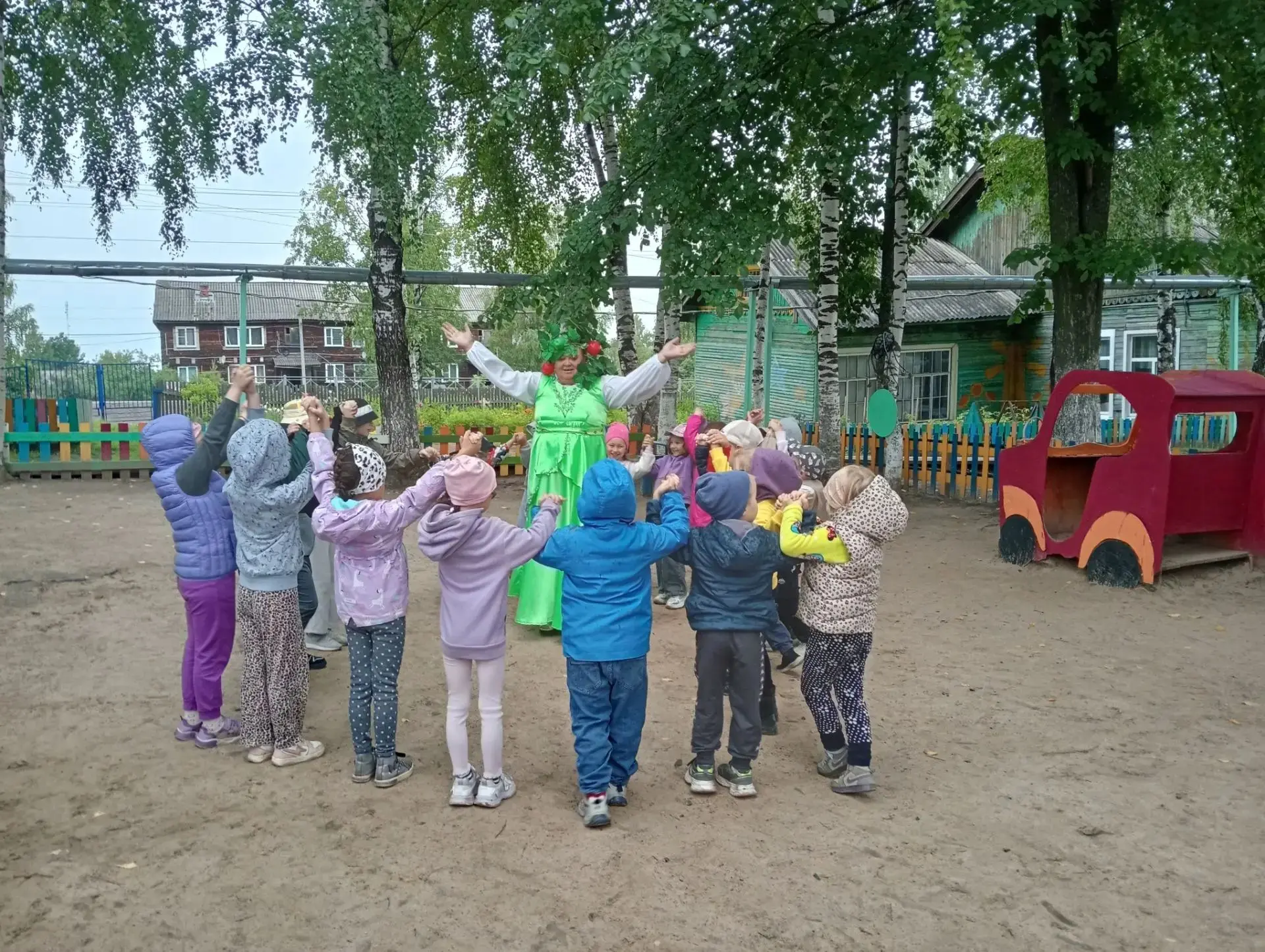 Сегодня в нашем детском саду прошел праздник Яблочный Спас. Это очень красивый, добрый ...