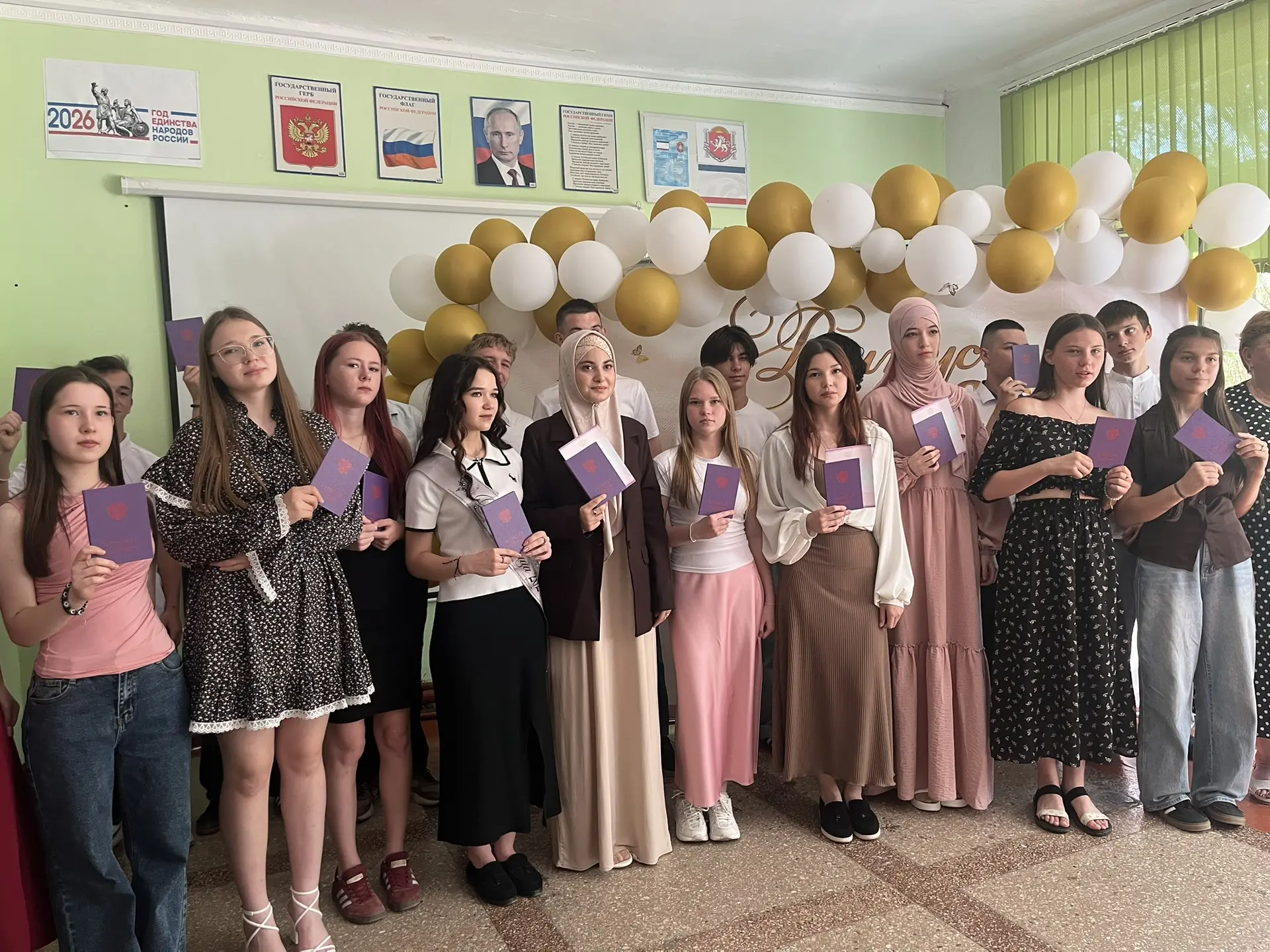 🎓 Сегодня особенный день — было вручение аттестатов 9 и 11 классов! 🥲✨
Это не просто штамп в докум