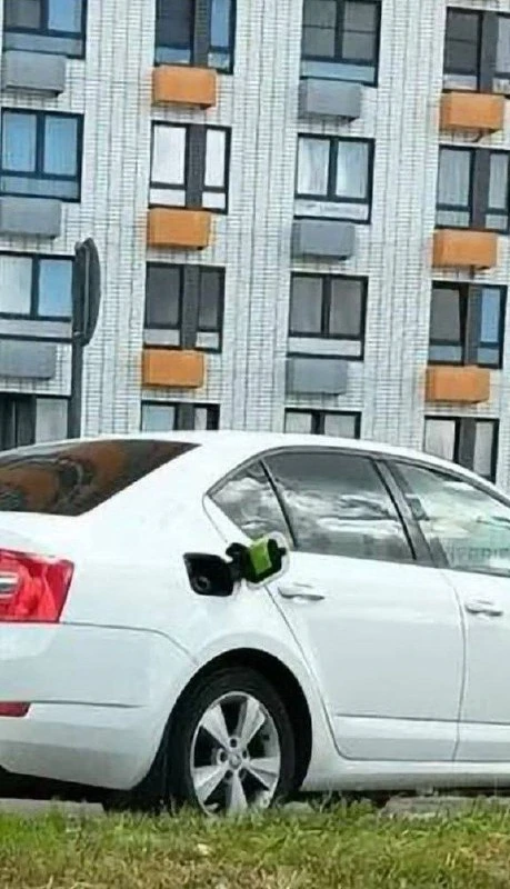 В Москву вернулись 90-ые: у автомобилистов на открытых придомовых парковках массово сли...