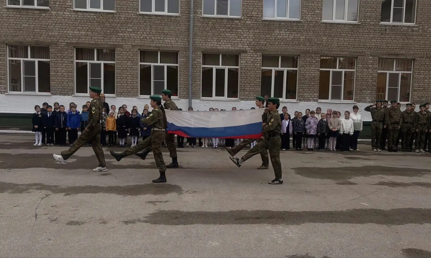🇷🇺Учебная неделя в нашей школе традиционно началась с торжественной линейки 🇷🇺