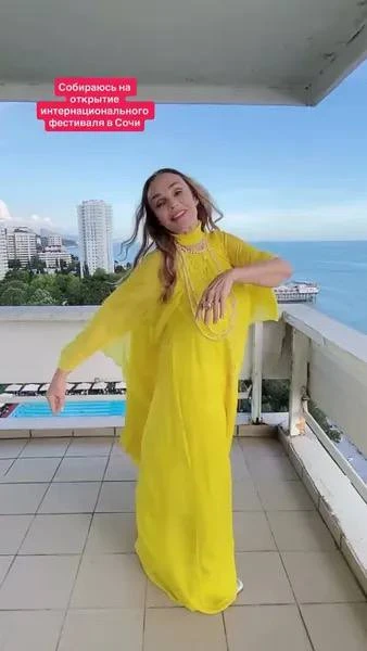 Наталья Андрейченко спустя  долгие годы, наконец-то вышла в свет на российский кинофестиваль. Она уж