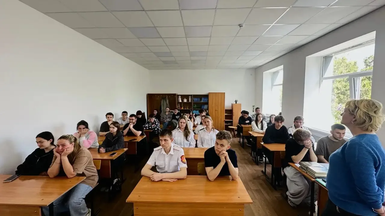 🕯️ «Перед памятью время бессильно»: в техникуме прошли классные часы ко Дню Победы  В стенах Коренов