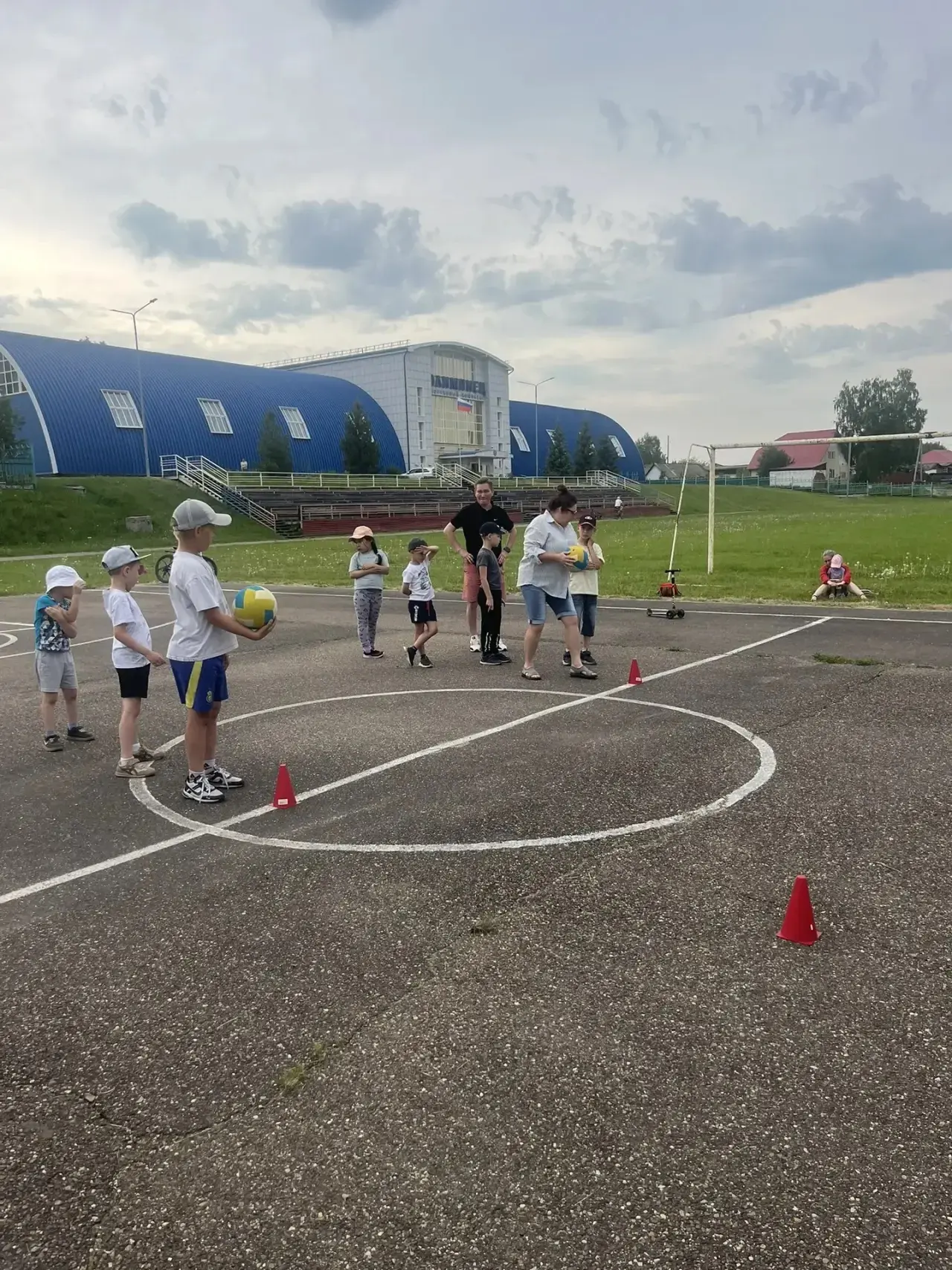 📌 Вечерняя спортивная площадка ждет ребят каждый понедельник, среду и пятницу с 19.00 до 21.00 на т