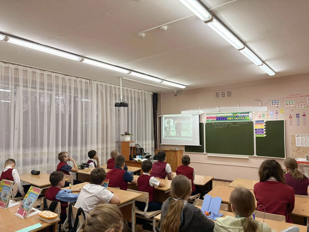 🇷🇺Новая учебная неделя в нашей школе традиционно началась с торжественного вноса флага и исполнения 