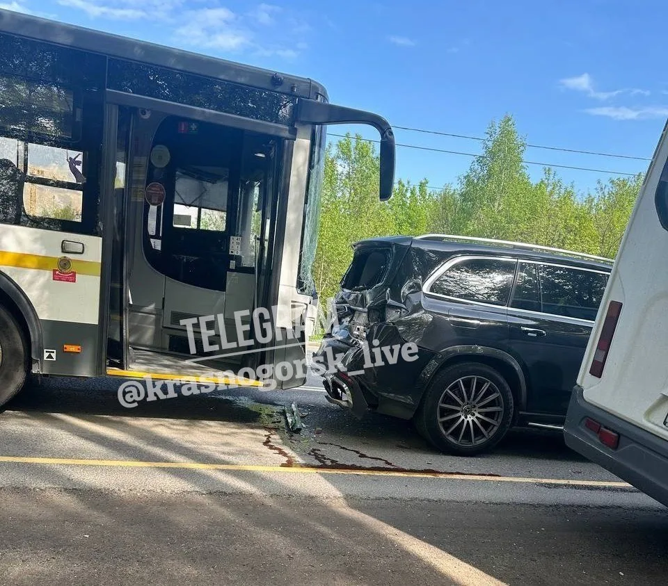 🚨 Сегодня в ДТП с автобусом №452 на Ильинском шоссе у Архангельского пострадали трое человек  В 09:0
