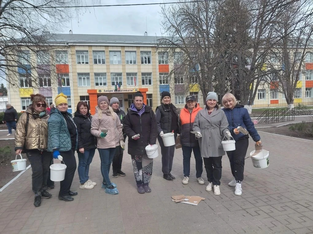 СУББОТНИК В МБОУ "СОШ N3": ВКЛАД В ЧИСТОТУ И УЮТ 🌿🌿🌿🌿🌿🌿🌿🌿🌿🌿  ☘️Чистота начинается с нас: 💪 Коллектив