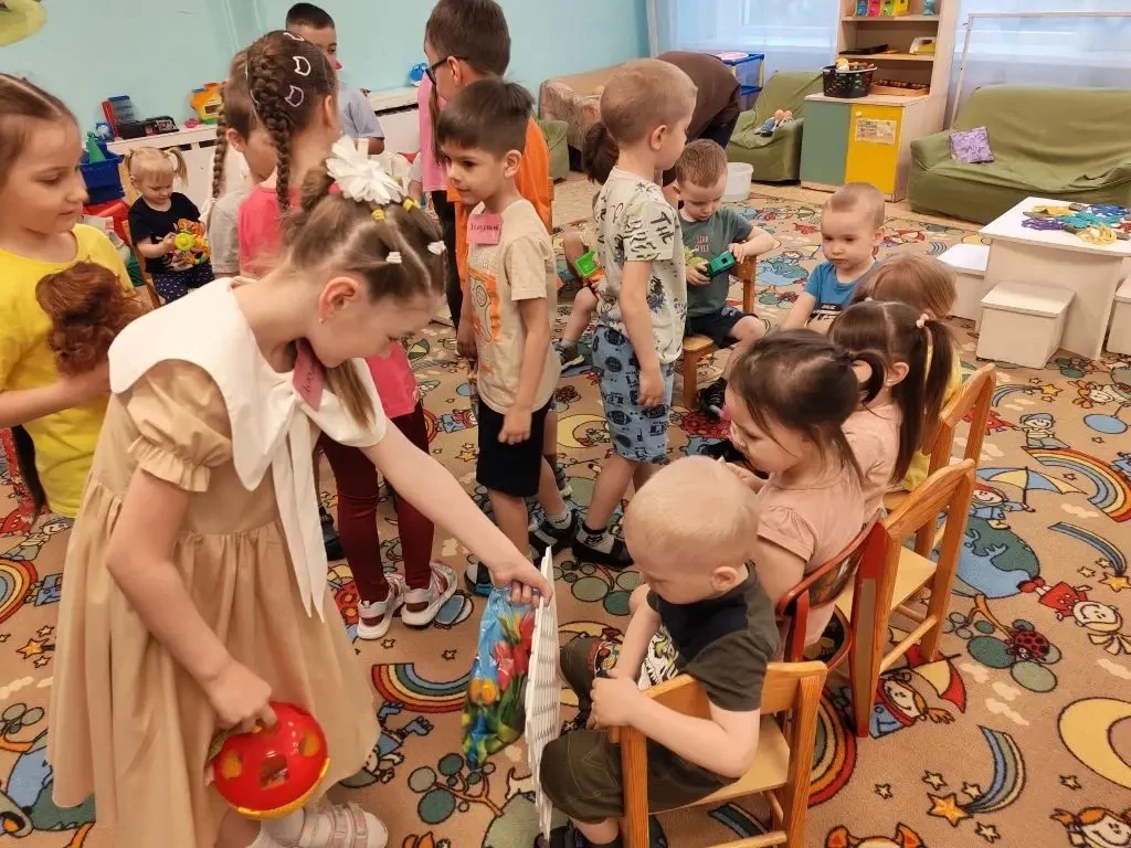 Акция «Подари игрушку малышам»!

Милые, хорошие малышки,
Некогда играть нам в куклы, мишки,
В школу 