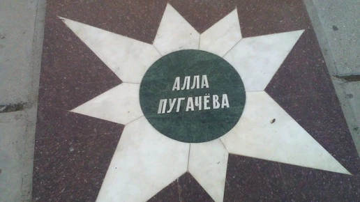 Алла Пугачева повредила руку на Кипре спустя месяцы после травмы ноги