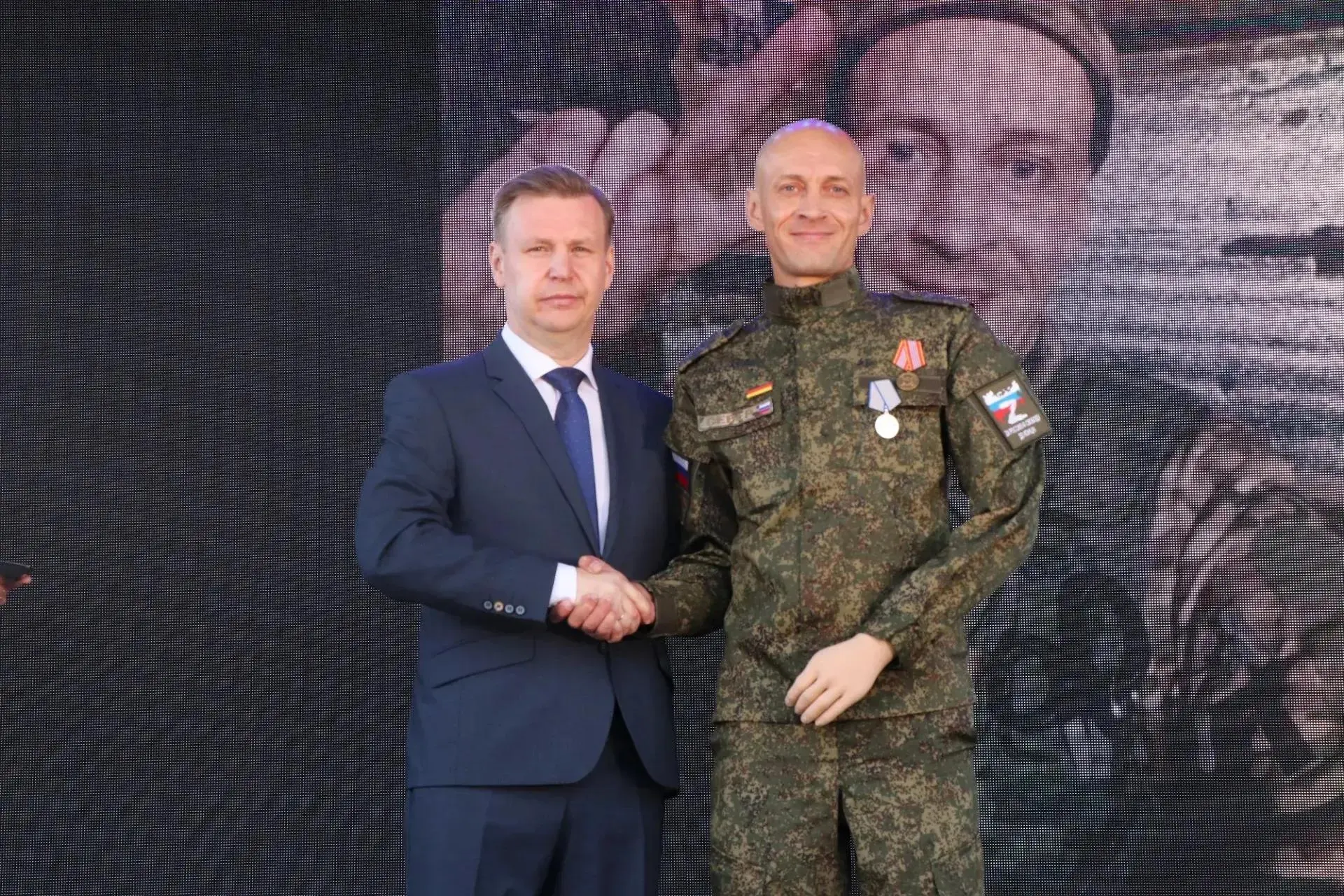 Сегодня Сокол с размахом отметил День города. Площадь заполнили активисты «Единой России», партийцы 
