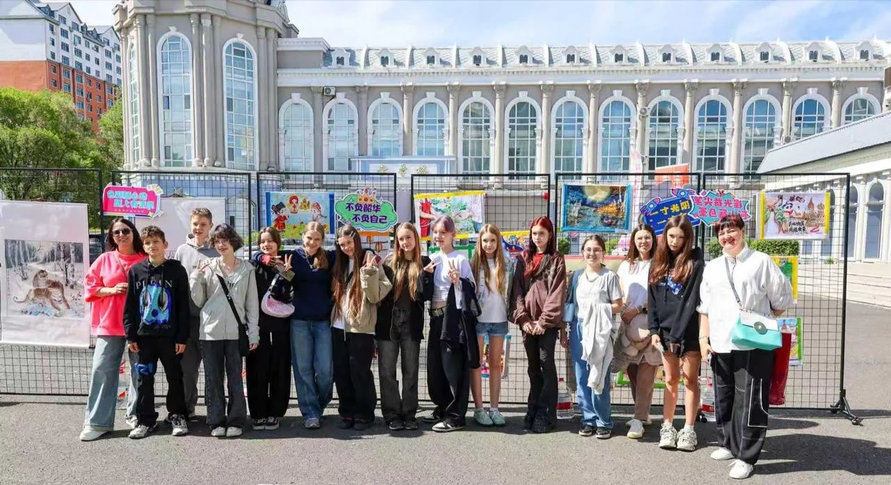 ЛЕТНЯЯ МЕЧТА 
🇷🇺🎨🇨🇳
Масса захватывающих впечатлений осталась у наших юных художников после поез