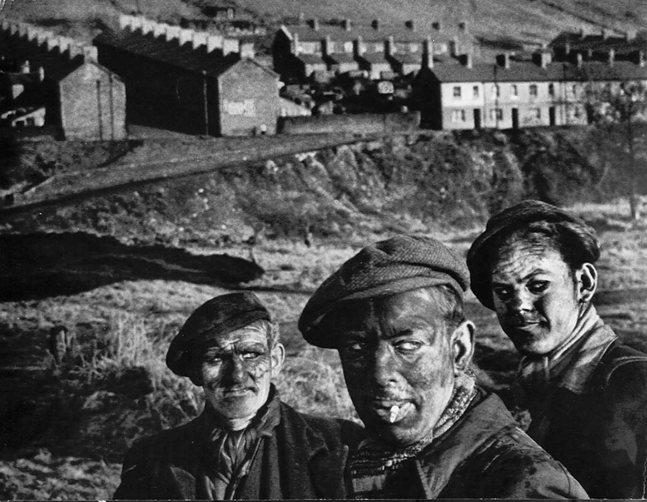 Три поколения шахтеров в валлийском шахтерском городе, Британия, 1950 год.