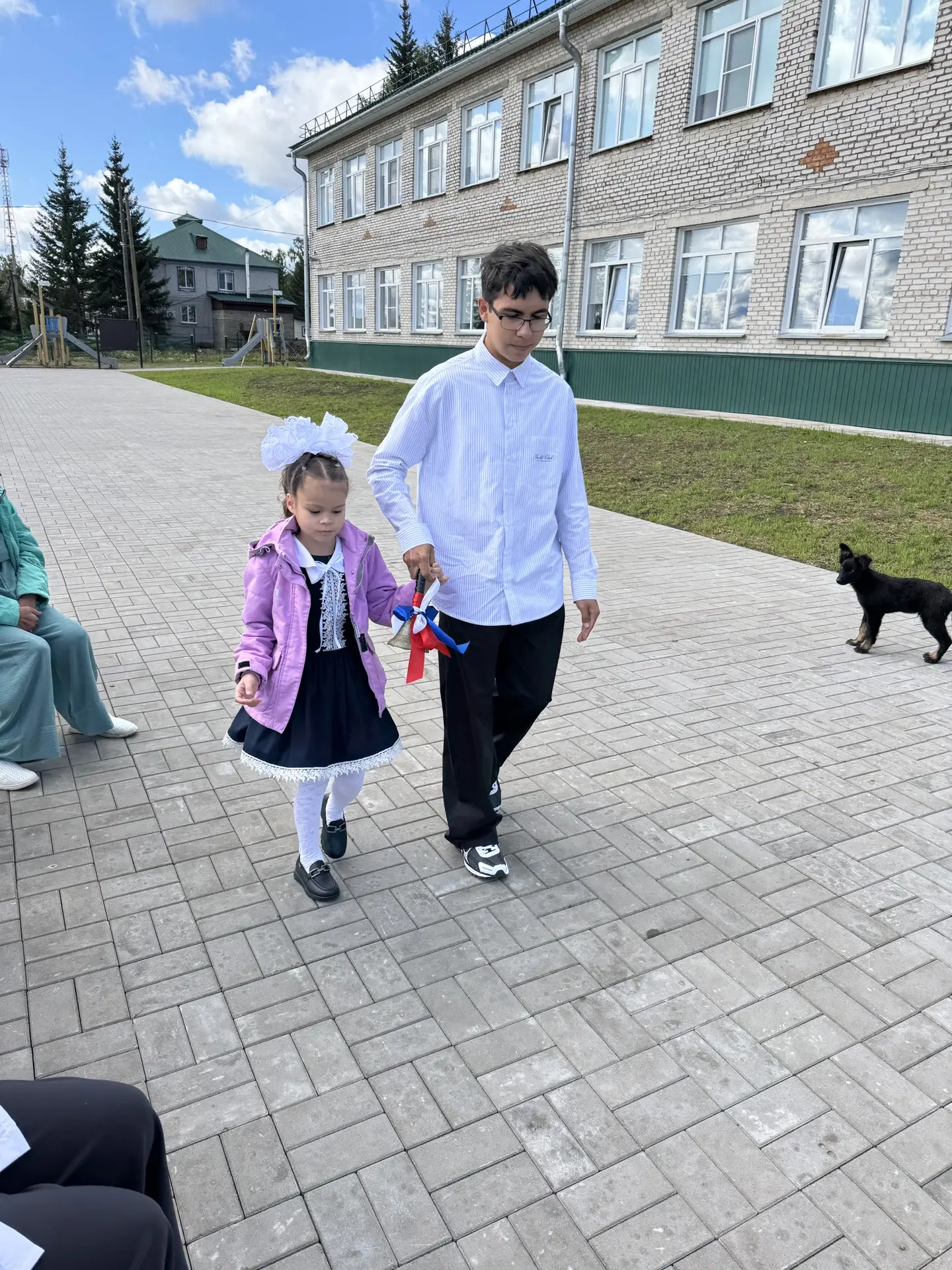 Сегодня школьный двор наполнился улыбками, цветами и радостными голосами учеников, учит...
