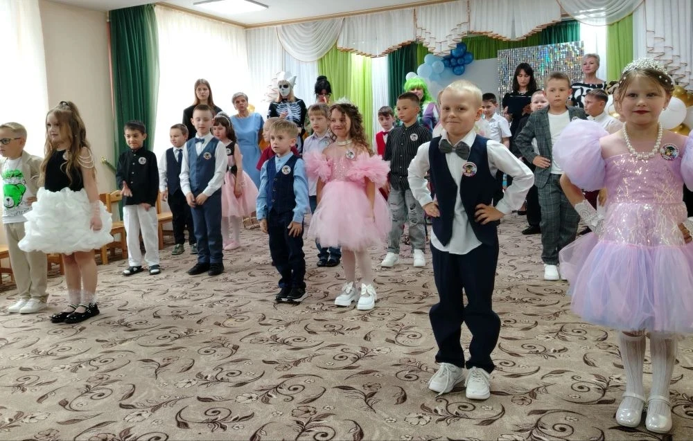 Сказочный Выпускной бал прошёл сегодня в Детском саду № 3. Праздник был пронизан интриг...