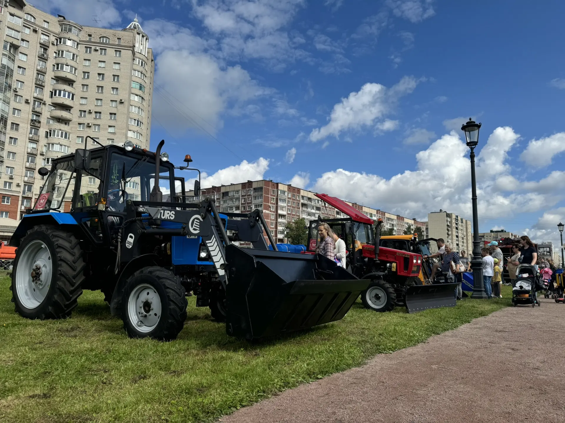 🚜 Идея, как провести выходные с детьми: отправиться на встречу с синим трактором Жилищ...