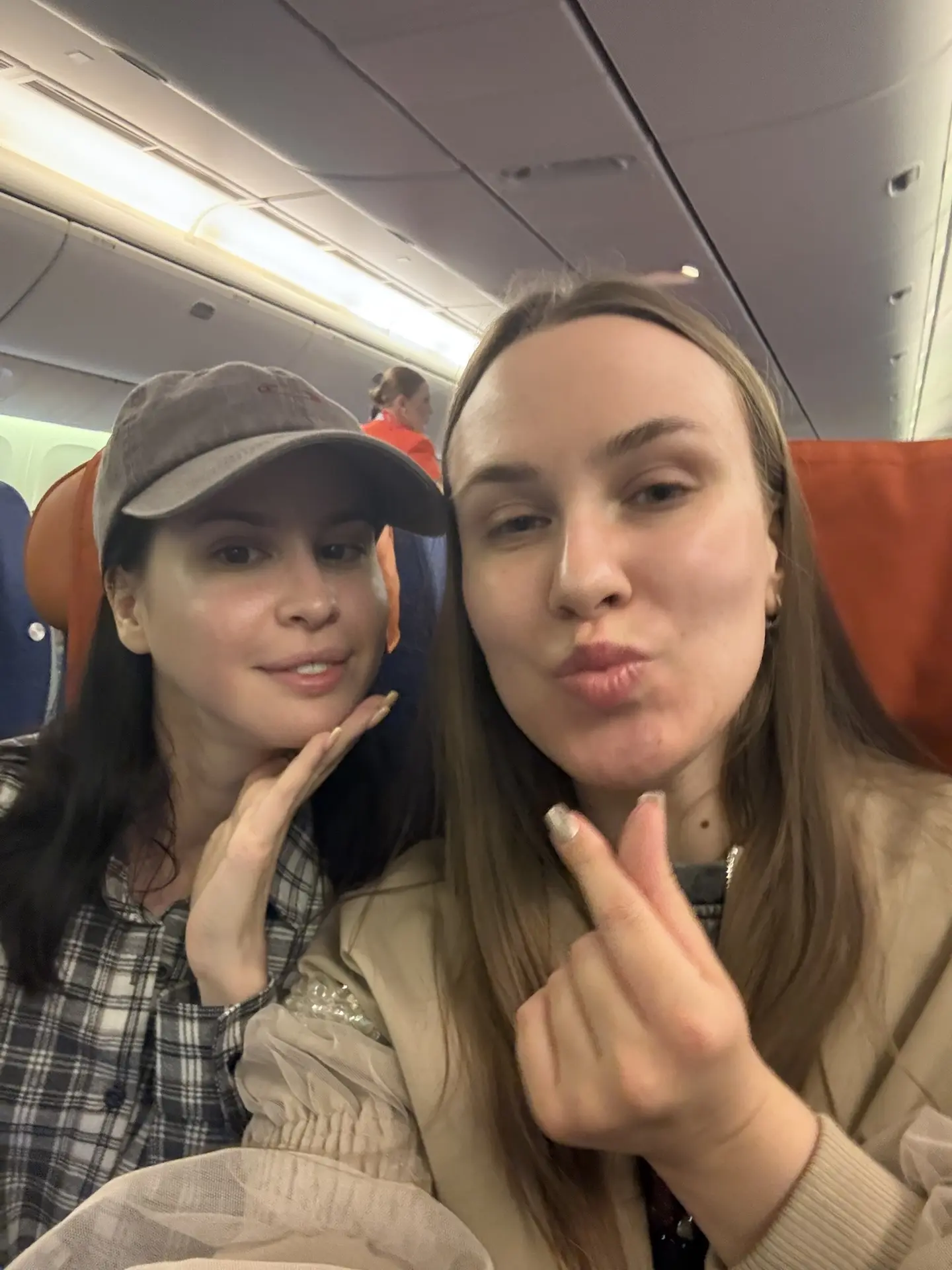 Прошли с ребятами регистрацию в аэропорту, покушали и уже сидим в самолетике. Щас отключат связь и м