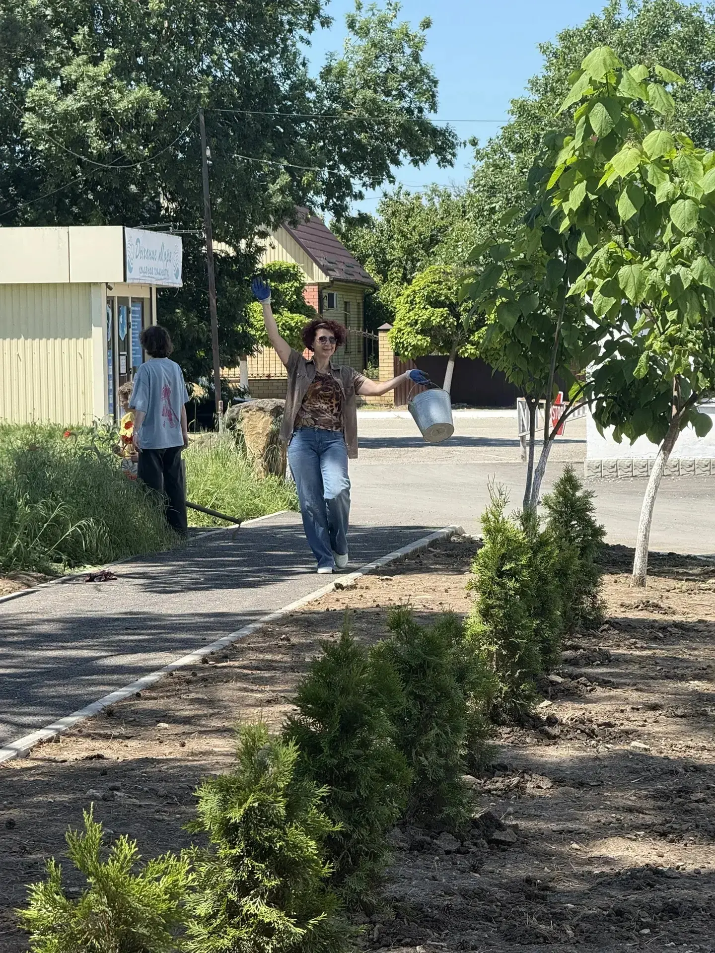 «Чистота начинается с нас»

🌿 Сотрудники нашего Дома культуры вновь приняли участие в субботнике. В