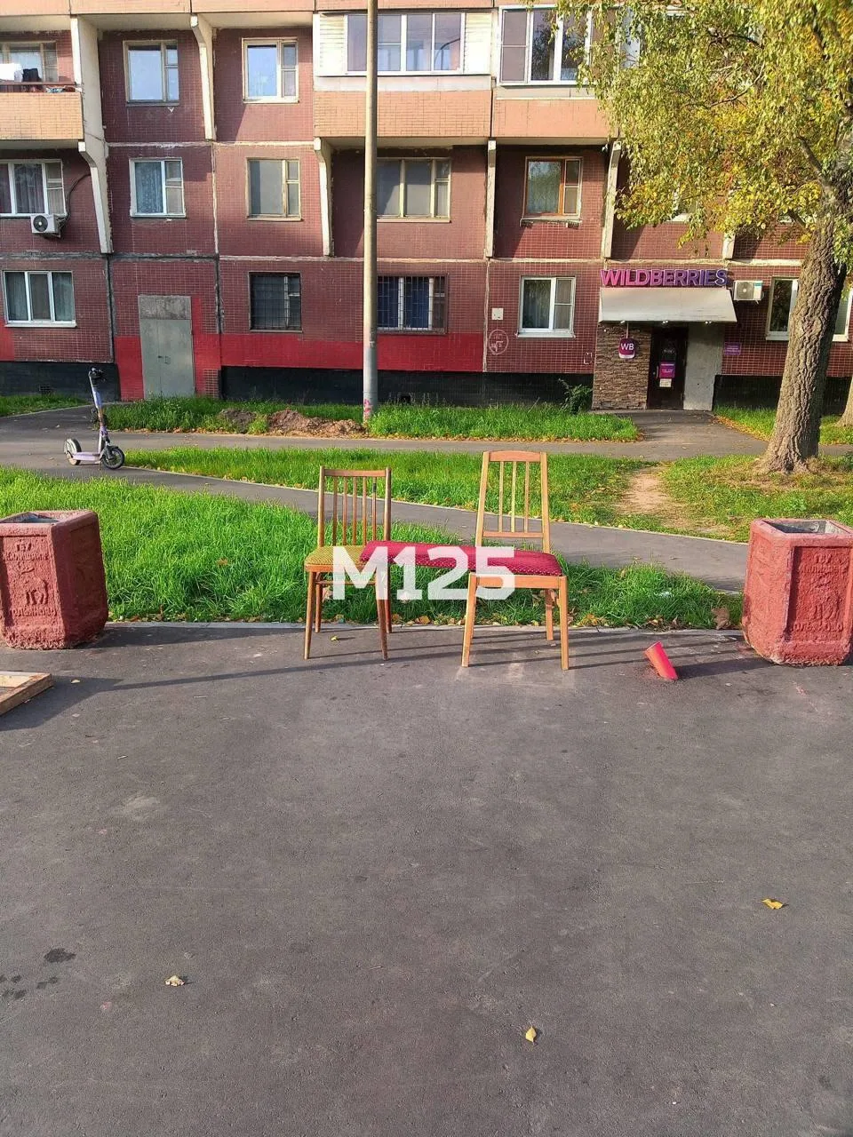 Пенсионер из Гольяново сам обустроил остановку «8-й микрорайон». Как мог.