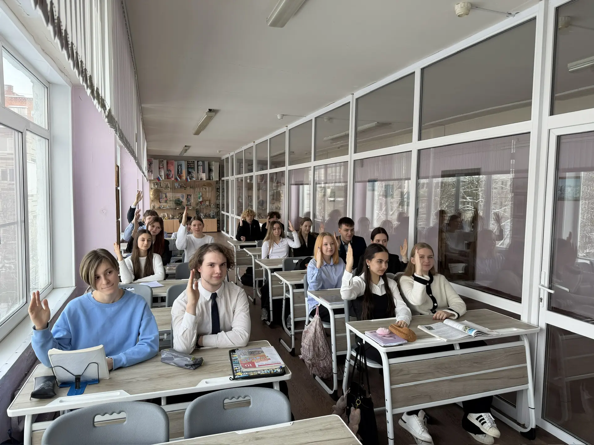 Тихо! Идёт урок!  Сегодня заглянули в 10«А». Идёт урок английского, а тема — самая что ни на есть ак