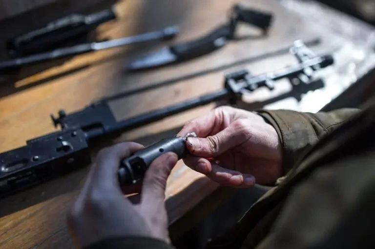 Уход за оружием в боевых условиях.