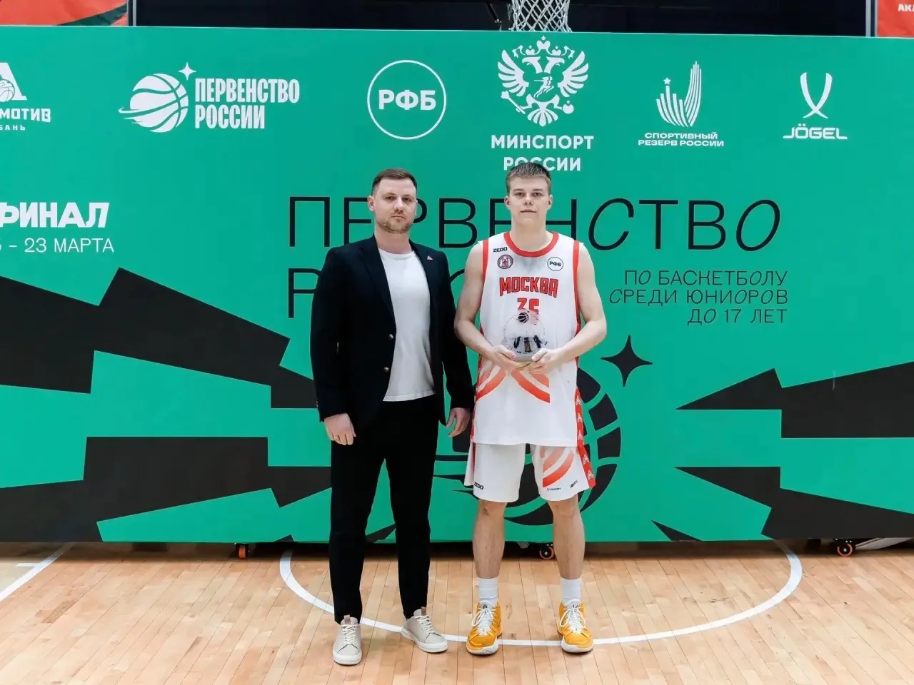 Чемпионы России 🏆  🏀 Наши спортсмены из 9 класса «С» и 10 класса «Б» привезли две медали с Первенств