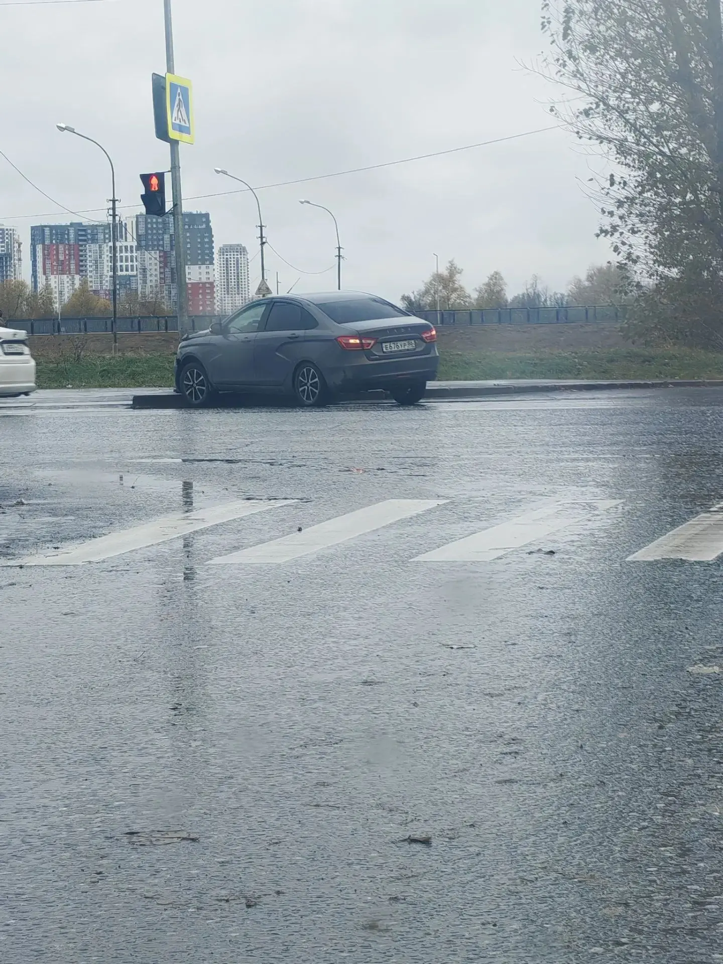 Машина влетела в столб на улице Щербакова, возле 1-го Заречного 😬