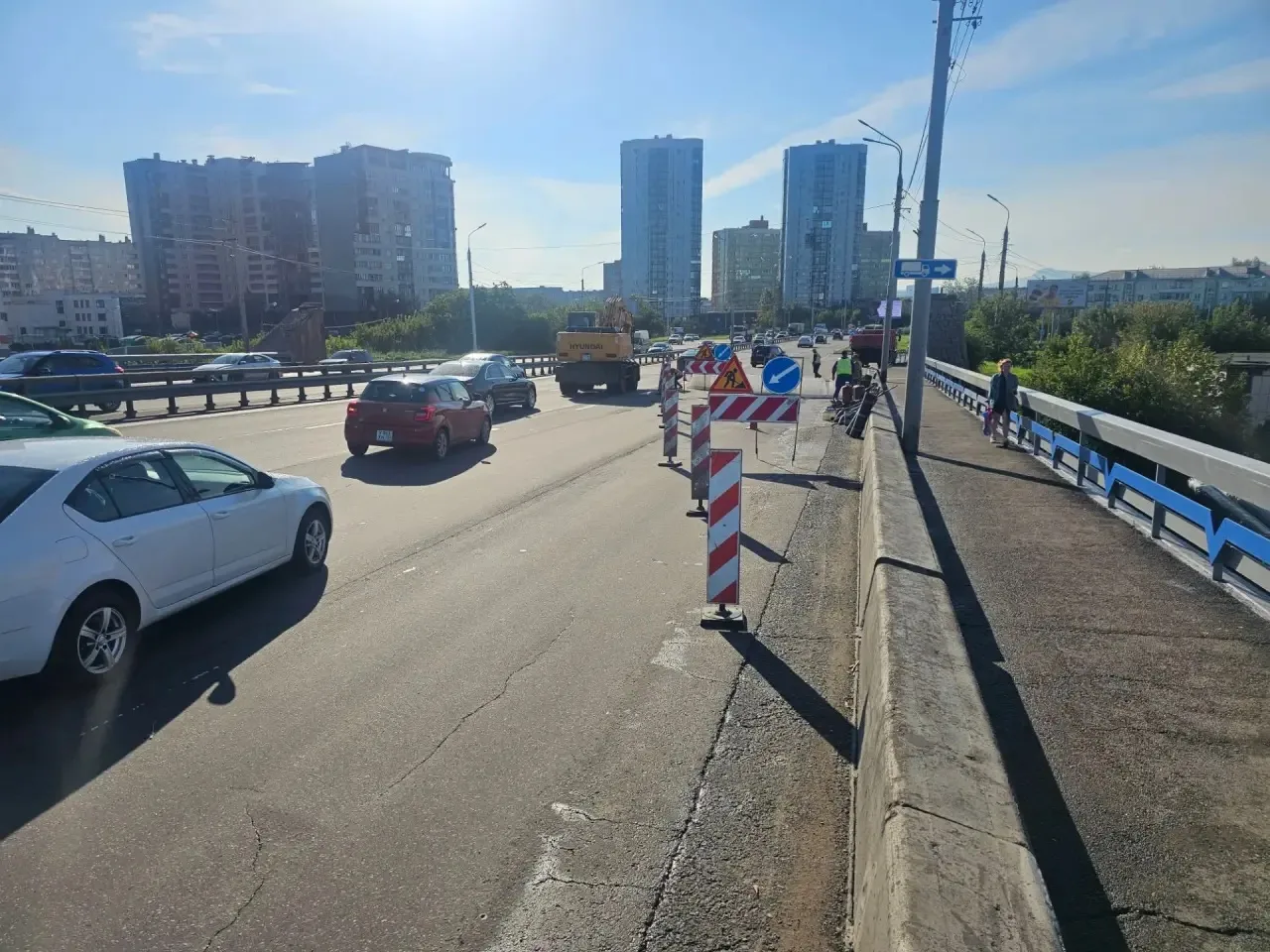 🚧 На Октябрьском мосту временно ограничено движение для ремонта деформационного шва! 🚧
