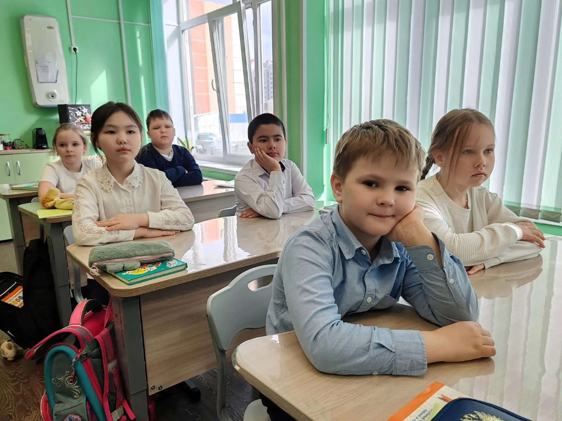 📅 Неделя началась с важных событий!   Сегодняшнее утро в школе было по-настоящему торжественным: сос