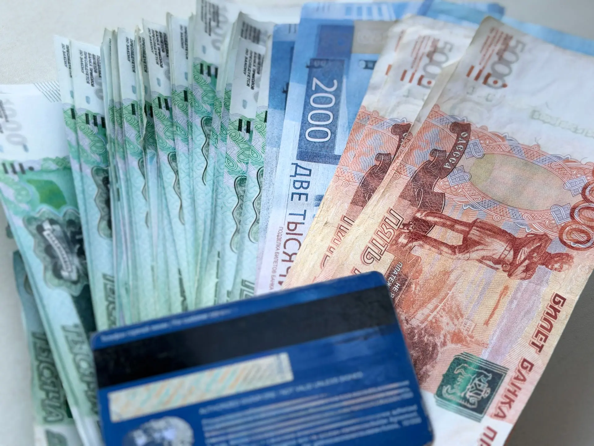 👮‍♂️💳В Бийске мужчина похитил с кредитной карты приятеля 465 000 рублей