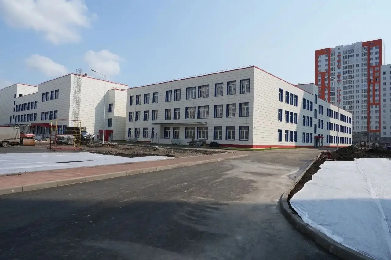 Новости департамента градостроительства 👉 Школа в Тихих Зорях готова на 94%