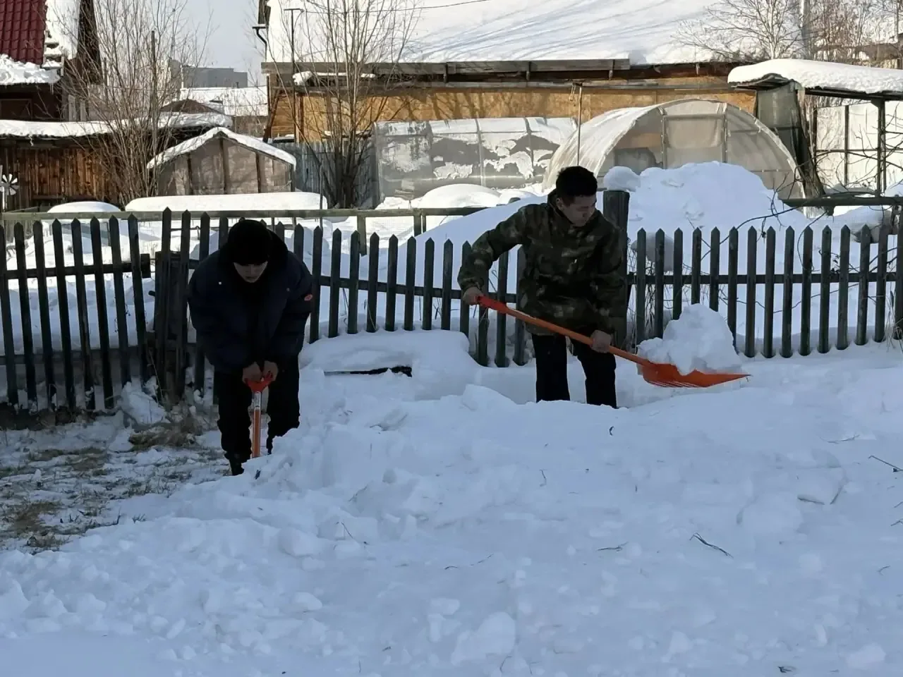 СНЕГА В ГОРОДЕ ЕЩЁ ПРЕДОСТАТОЧНО.  Тепло на улицах Якутска означает только лишь одно - красивая солн