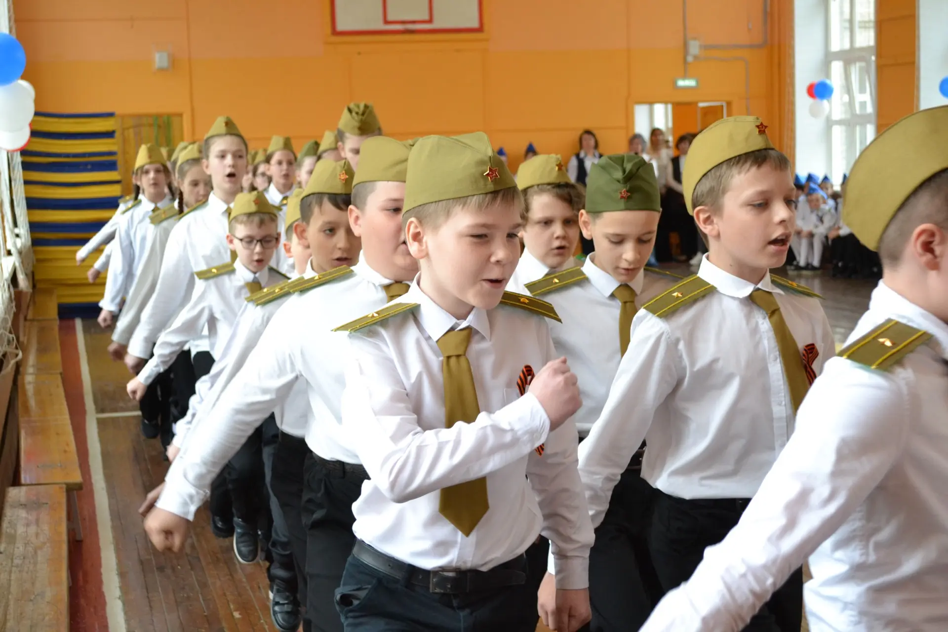 7 мая в школе прошёл традиционный конкурс-смотр строя и песни «Поём о славе России»🇷🇺   В смотре при