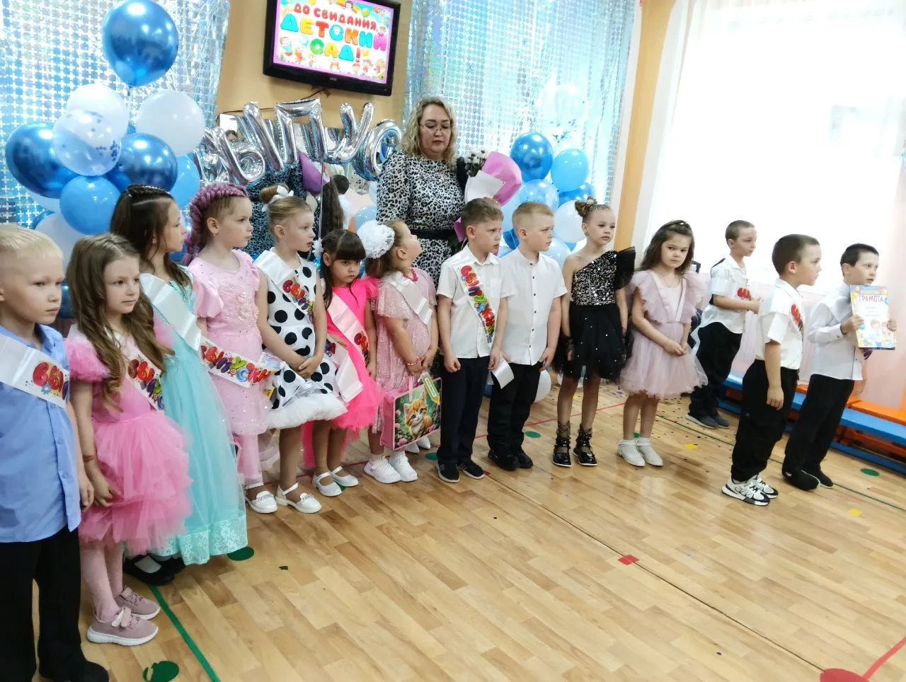 🎈🏫🎉💐🎁 
Прощаемся мы, детский сад родной!
Моментов столько в памяти осталось!
Душою мы вовек буд