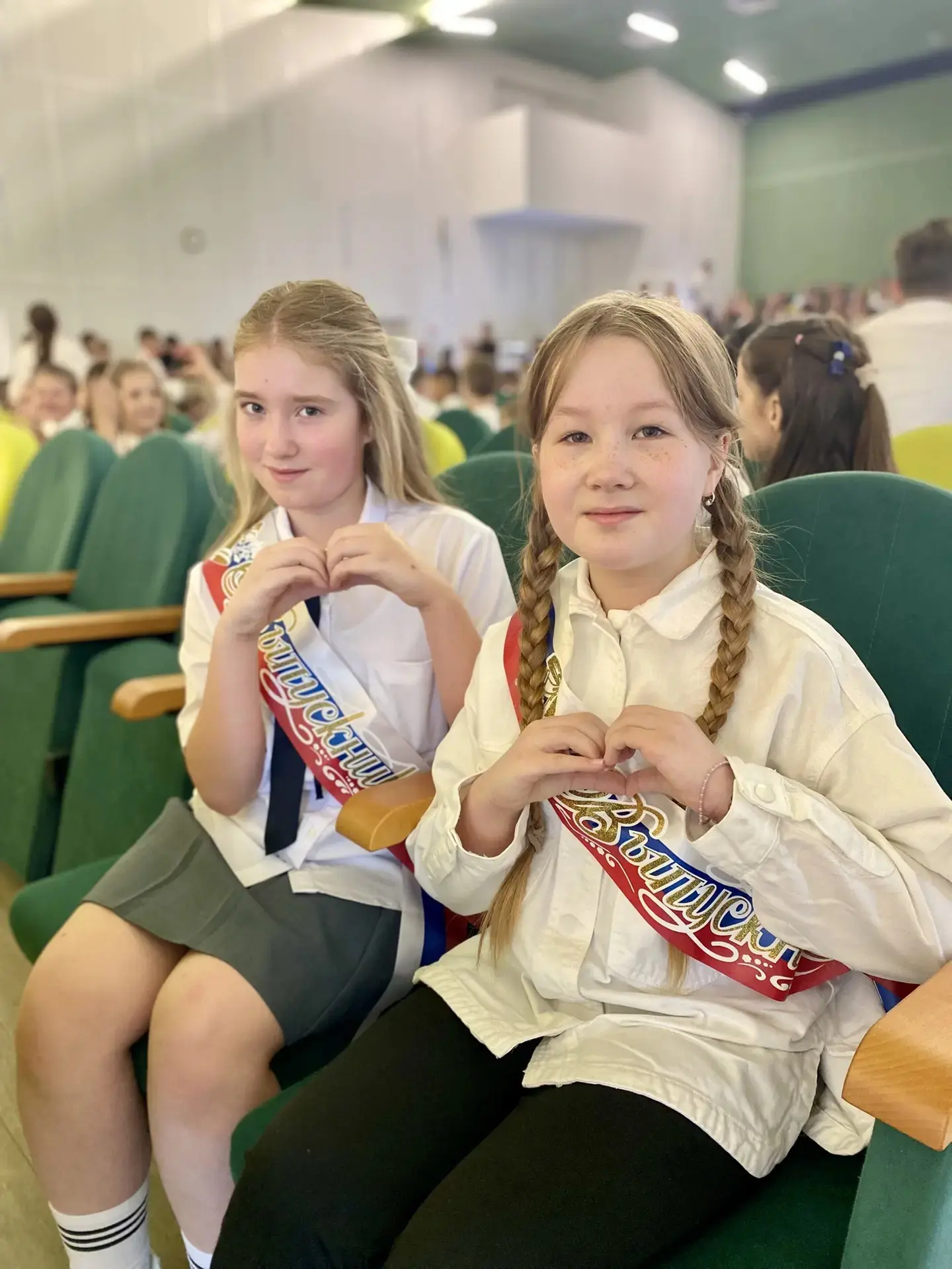 🎉 Ура! Мы — пятиклассники? Нет, пока ещё звёзды выпускного! 🎉Сегодня в нашей школе случилось настоящ