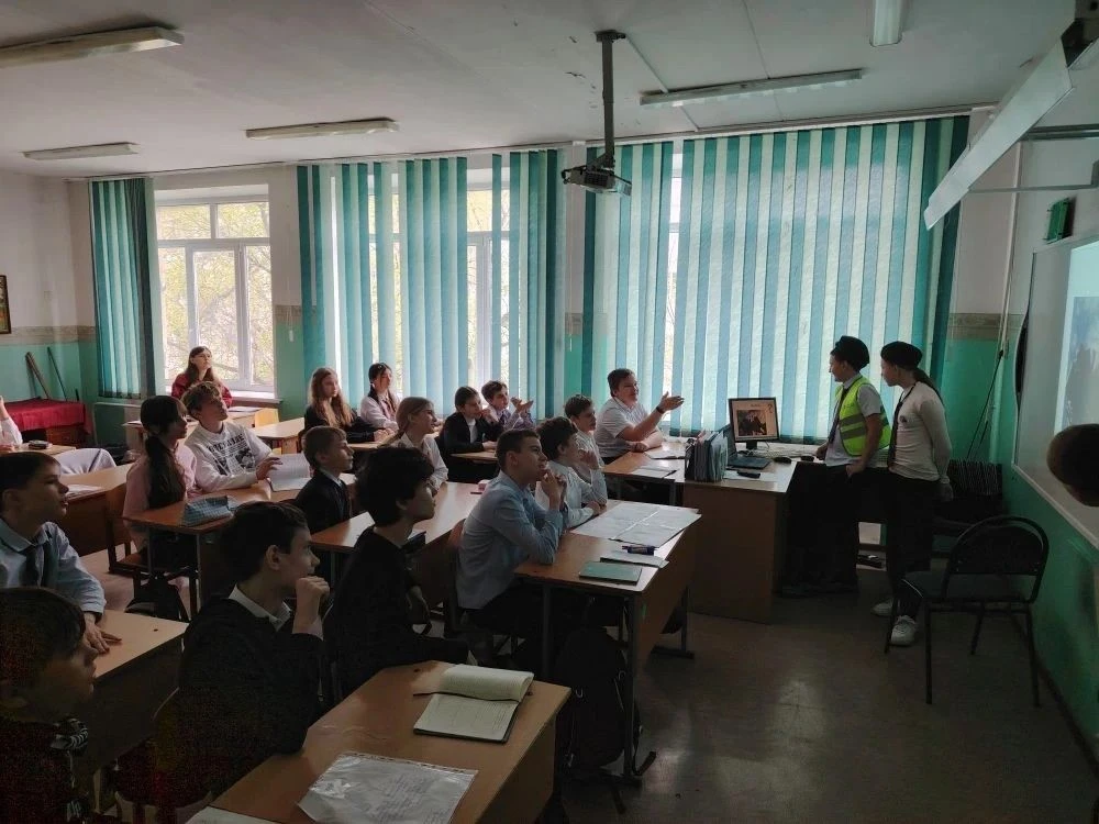 "Азбука дорог": Безопасность на первом месте в 6 "В" классе В 6 "В" классе прошел важный классный ча